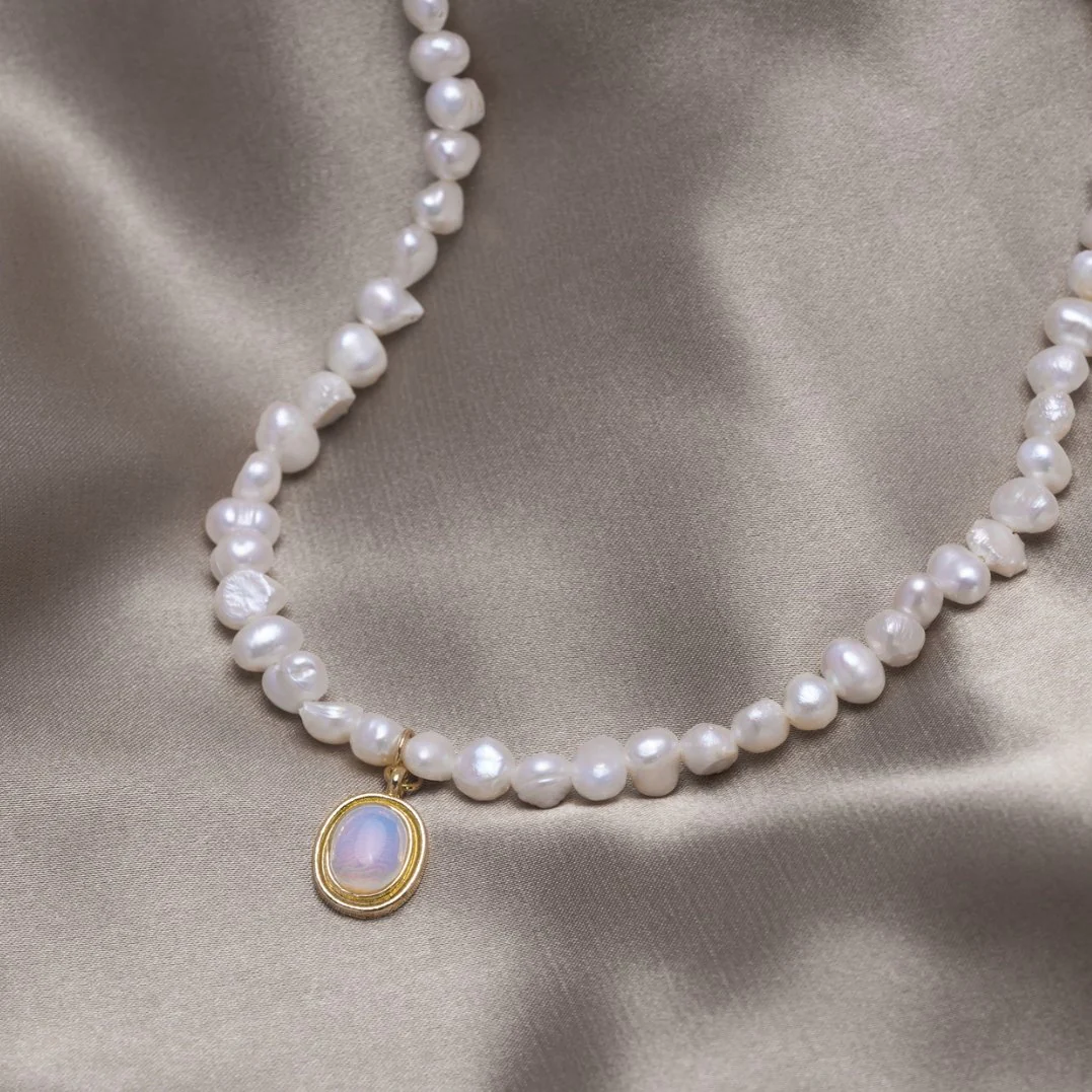 Necklace with Moonstone Details in Gold